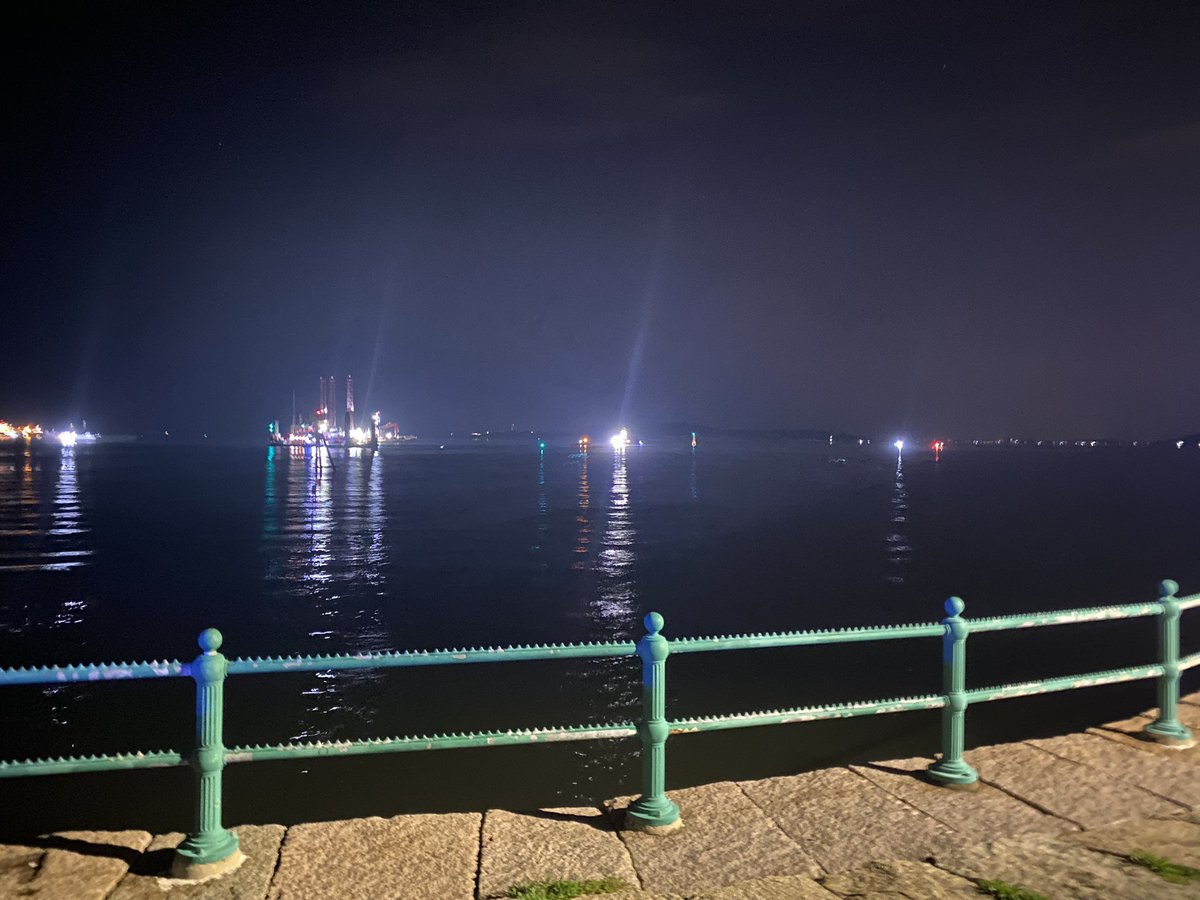 Multiple rescues underway for a boat accident in Boston Harbor. At least 5 people were in the water and were pulled out with varying injuries. @USCGNortheast and @BostonFire divers going to look for at least one missing victim