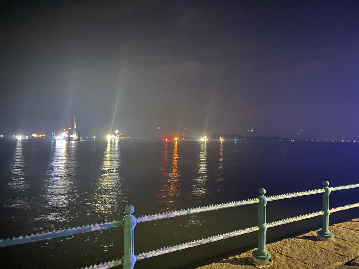 Multiple rescues underway for a boat accident in Boston Harbor. At least 5 people were in the water and were pulled out with varying injuries. @USCGNortheast and @BostonFire divers going to look for at least one missing victim