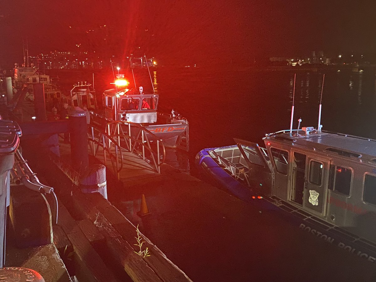Multiple rescues underway for a boat accident in Boston Harbor. At least 5 people were in the water and were pulled out with varying injuries. @USCGNortheast and @BostonFire divers going to look for at least one missing victim