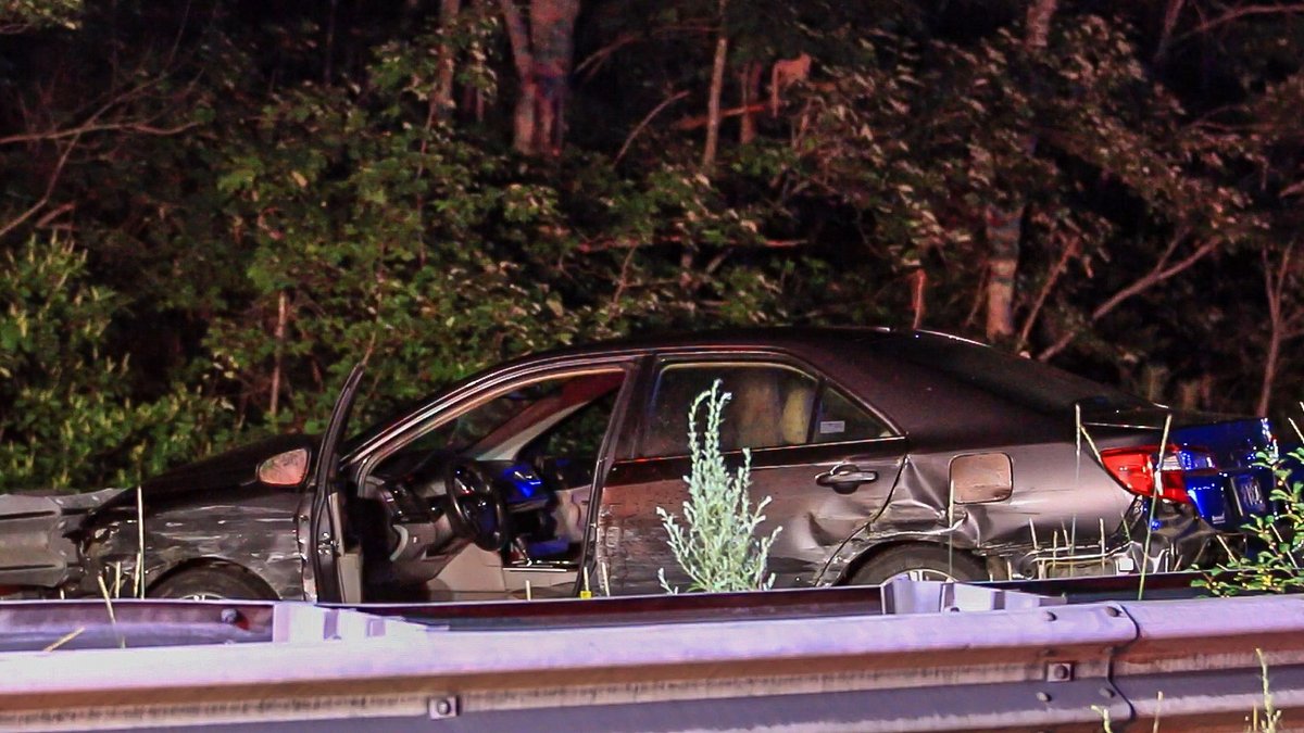 Following a crash in Canton, a @MassStatePolice Trooper can be seen below arriving at @The_BMC with the victim's missing arm. At this time there has not been an update on the man's condition