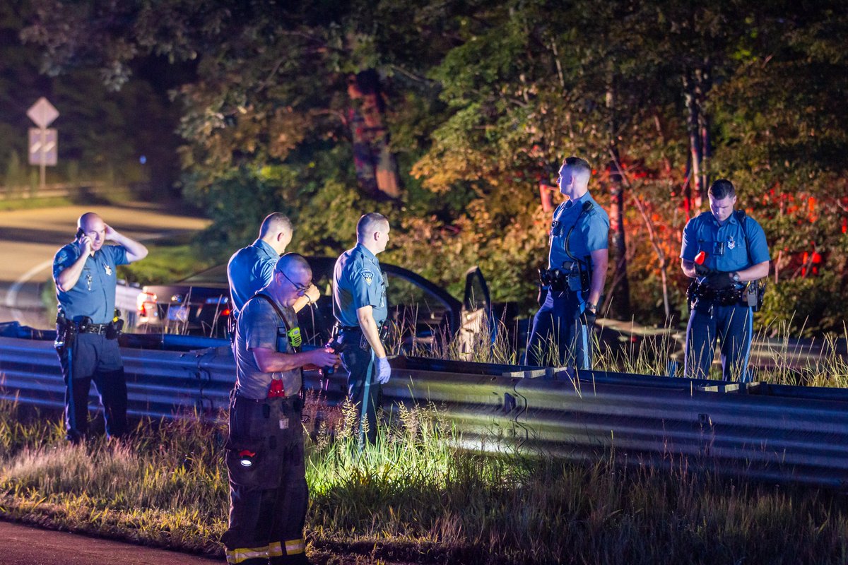 Following a crash in Canton, a @MassStatePolice Trooper can be seen below arriving at @The_BMC with the victim's missing arm. At this time there has not been an update on the man's condition