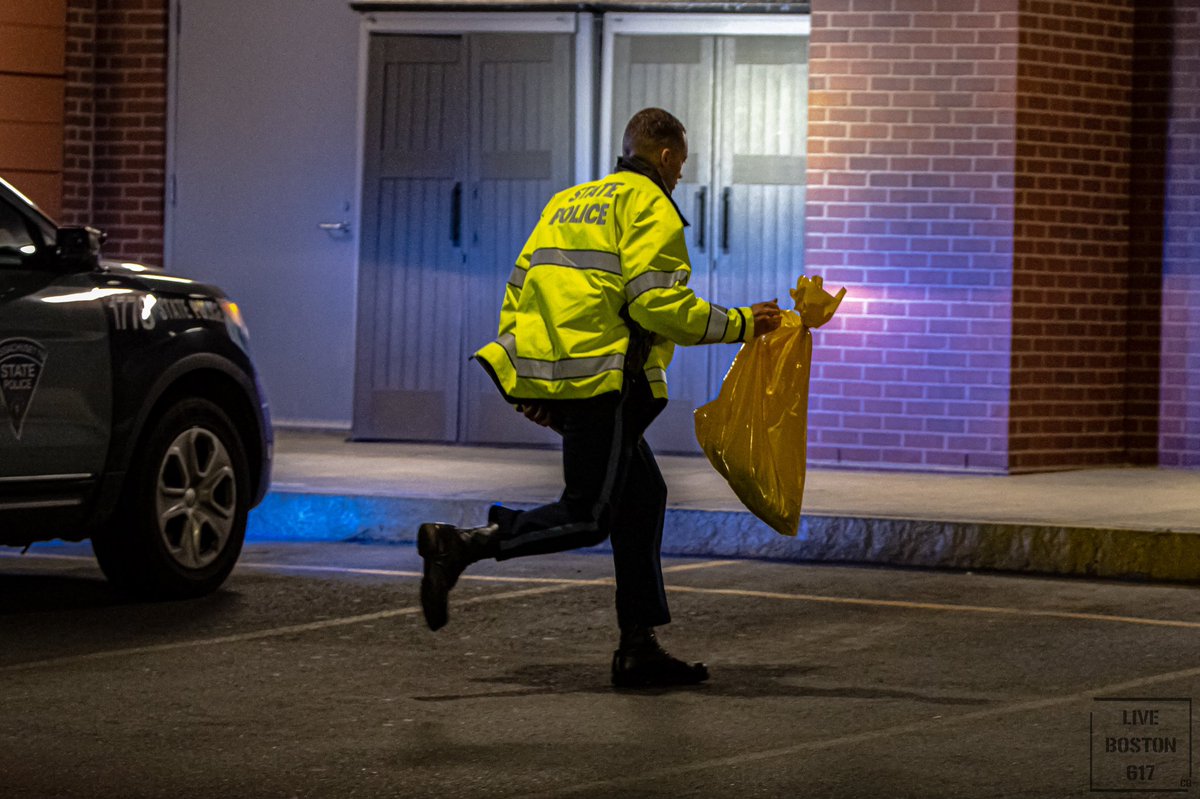 Following a crash in Canton, a @MassStatePolice Trooper can be seen below arriving at @The_BMC with the victim's missing arm. At this time there has not been an update on the man's condition