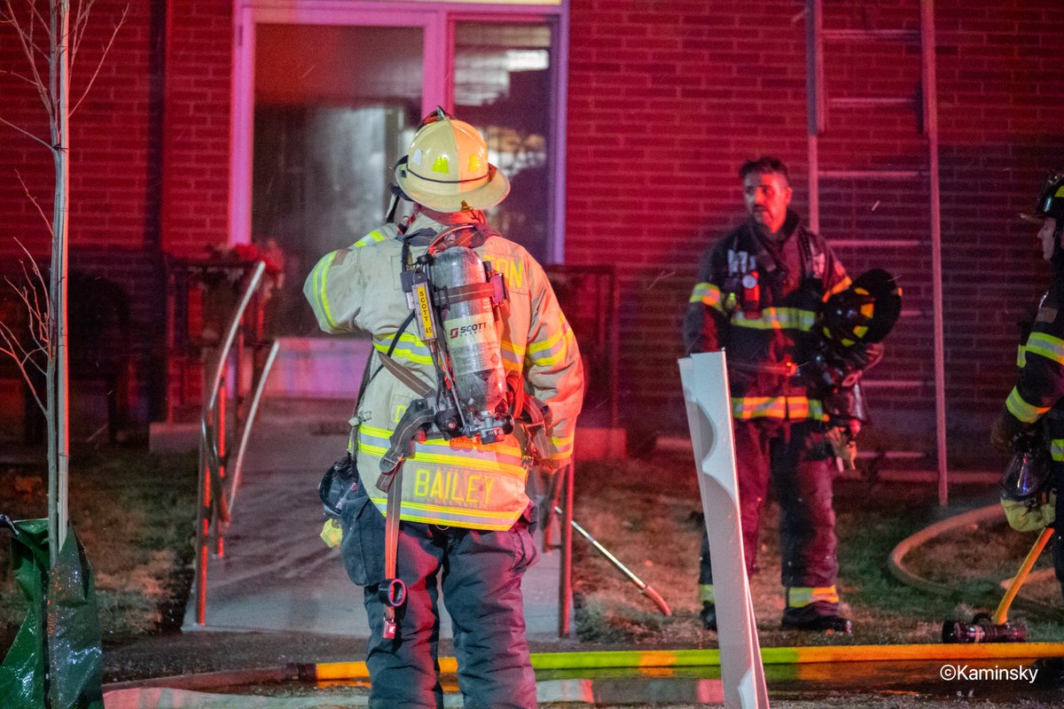 Mutual aid response to Arlington 2nd alarm Box 2-3512 for 54 Medford St: At 423 this morning, Cambridge Engine 4, Squad 4, & Division 2 assisted @ArlingtonMAFD in fighting this fire &amp; rescuing residents.  Cambridge group 3 was on duty