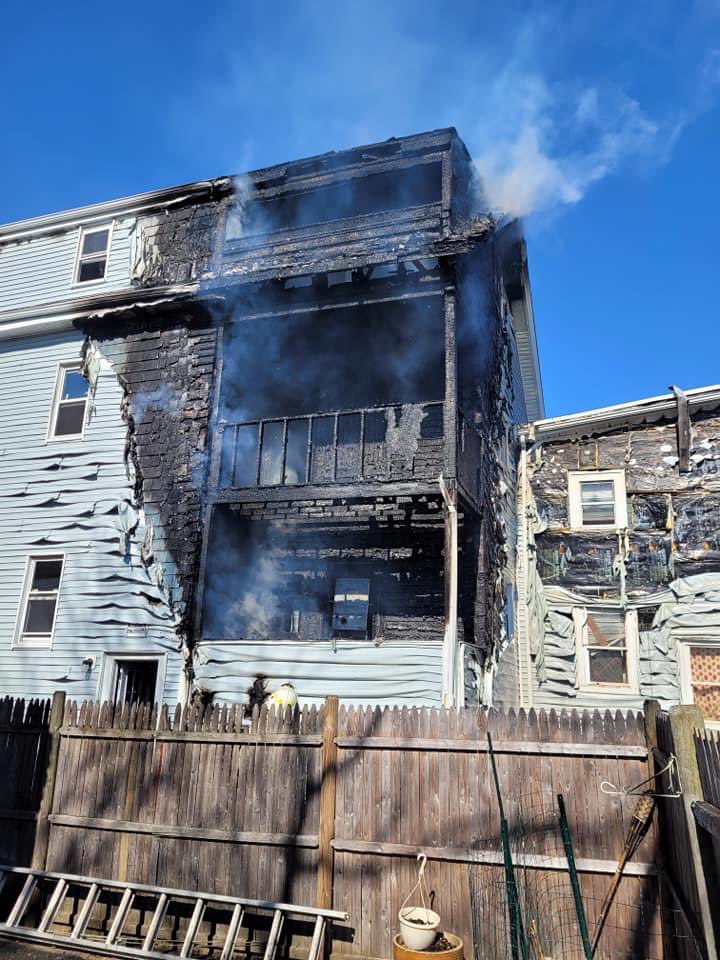 From @LynnFireDept: Fire at 77-79 Chestnut St. extended to 73 Chestnut St. Heavy Fire is knocked down and companies are overhauling