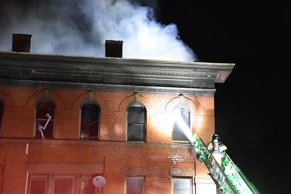 Pics from tonight's two alarm job in Holyoke. @Local1693 had heavy fire on arrival on the top floor of a 4 story ordinary construction apartment block. HFD spent over 4 hours working this fire