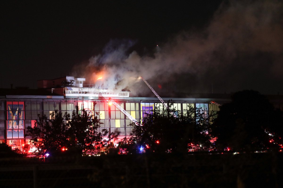 ⁦@BostonFire⁩ at Suffolk Downs' former grandstand. Fire is now visible from the roof. Fire Commissioner Dempsey has just ordered a 6th alarm