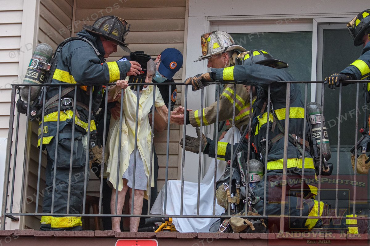 Lawrence 2nd alarm this evening at 40 White St, the Parkside West Apartments. Smoke showing from & fire in an apt on floor 1 w a victim removed. 2nd victim from floor 2 sheltered in place on the balcony w FD/EMS personnel until she could be safely removed. Both transported to LGH