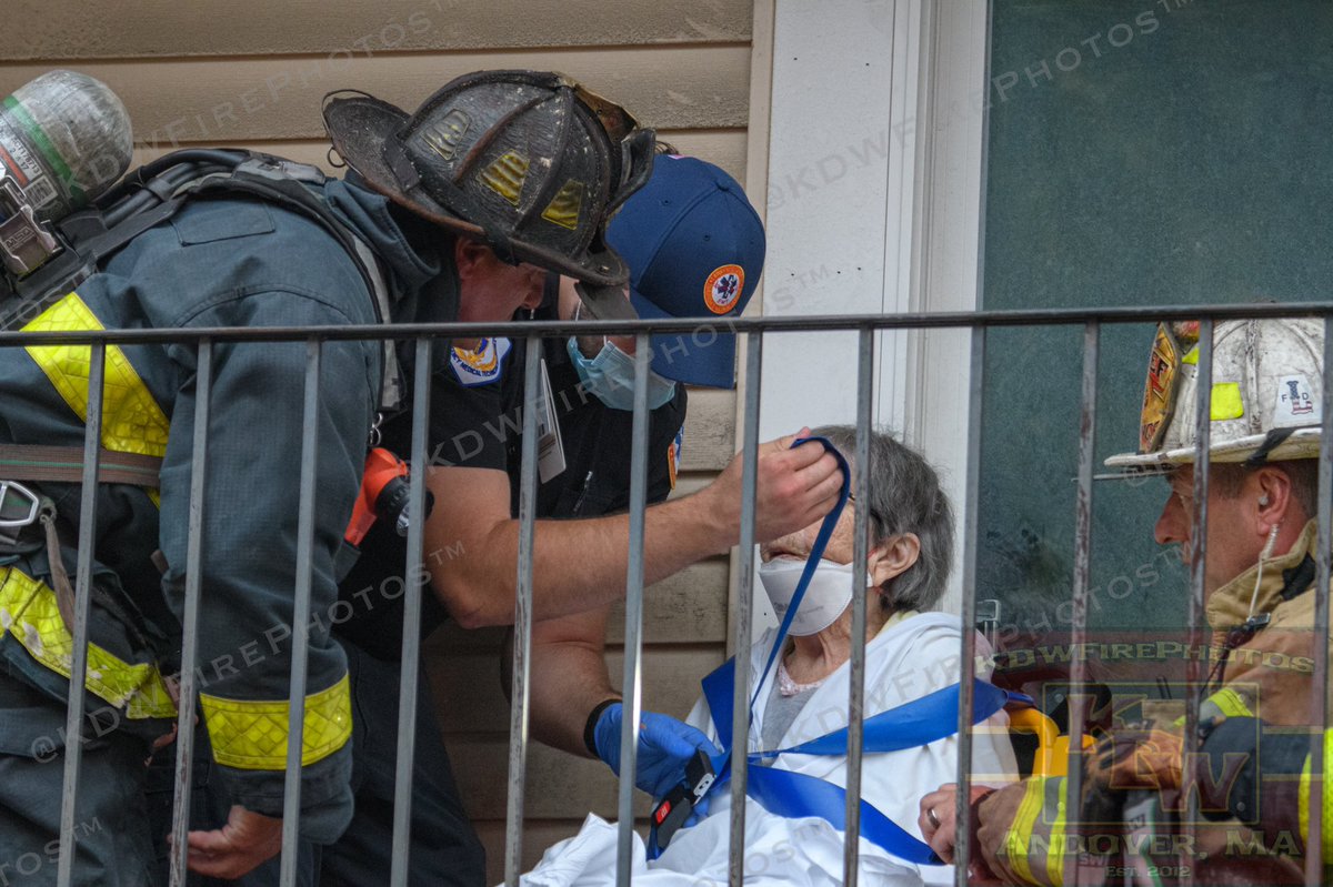 Lawrence 2nd alarm this evening at 40 White St, the Parkside West Apartments. Smoke showing from & fire in an apt on floor 1 w a victim removed. 2nd victim from floor 2 sheltered in place on the balcony w FD/EMS personnel until she could be safely removed. Both transported to LGH