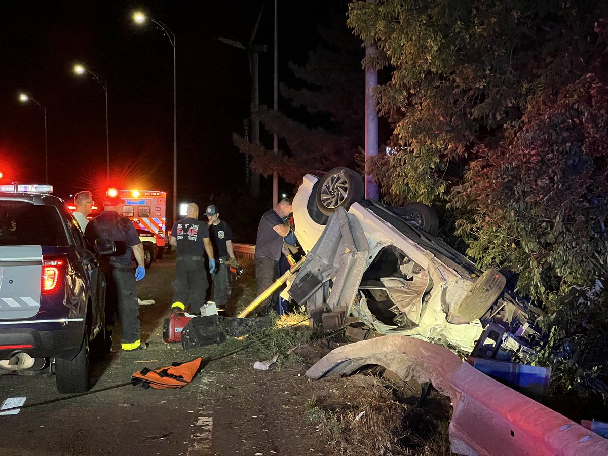 @BostonFire @BOSTON_EMS @MassStatePolice on scene 93SB area of Mile Marker 13- single vehicle rollover, one person was trapped and now extricated. 2 parties transported