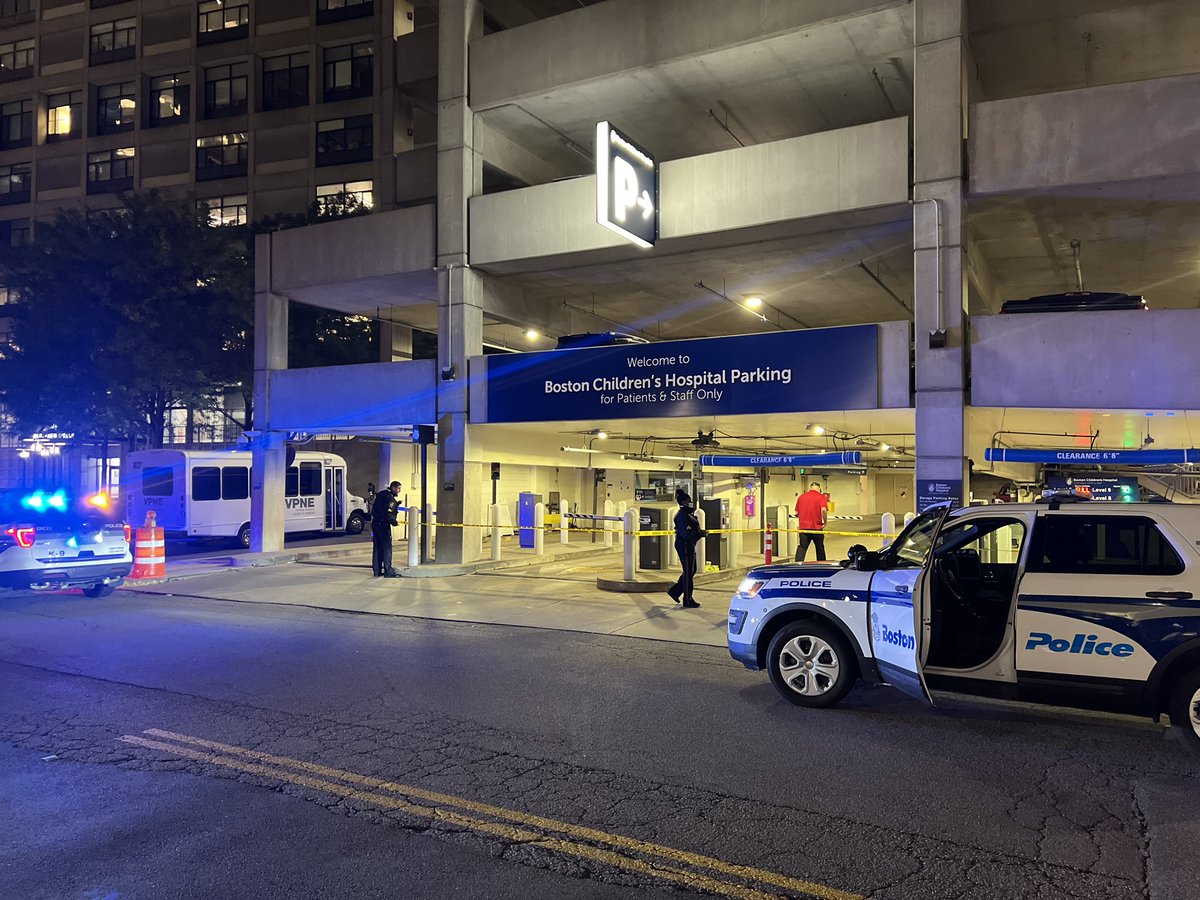 @bostonpolice investigating a suspicious package in the parking garage at @BostonChildrens. EOD responding. K9 on scene at this time