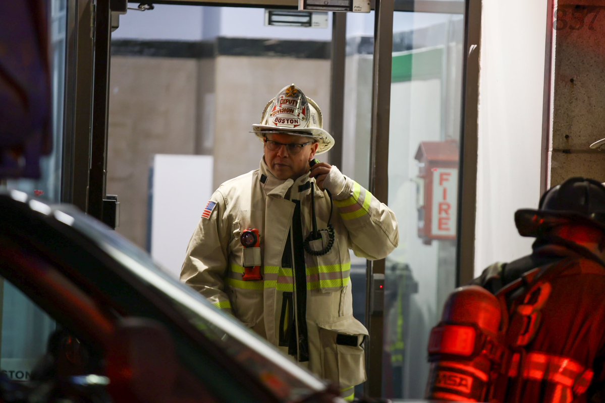 Boston Tower Ladder 3 ordered box 1433 for a fire in the laundry room on the 9th floor of an 11 story OMD on Beach St in Chinatown. Crews made quick work of the fire and worked to evacuate residents from the fire floor