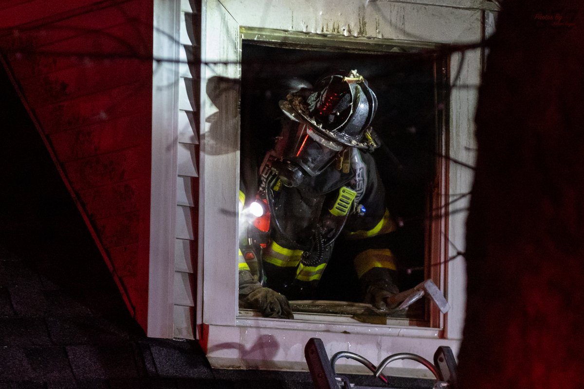 Quincy Firefighters battled a stubborn fire in the attic of a house on Sagamore Ave in frigid temps, earlier tonight. Crews were temporarily pulled out into an exterior operation, using a deck gun to knock down heavy fire in the knee-walls