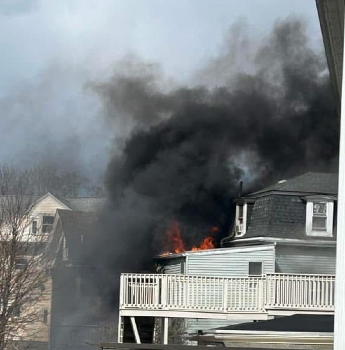 3rd alarm Gloucester Ma, 86 Washington St, fire in 3 story wood with mansard roof, extension to 2.5 wood on D side