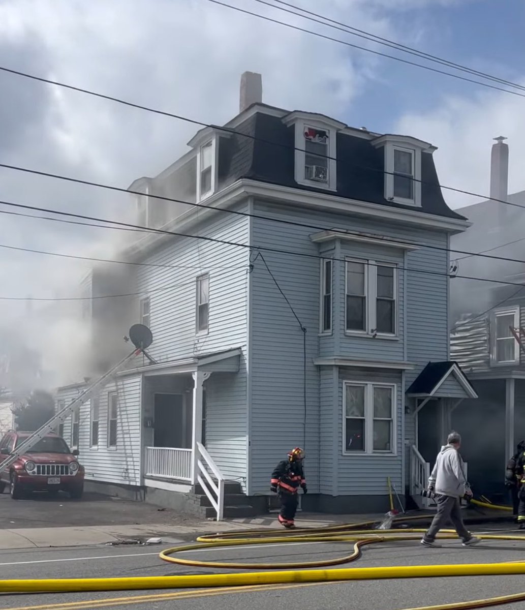 3rd alarm Gloucester Ma, 86 Washington St, fire in 3 story wood with mansard roof, extension to 2.5 wood on D side